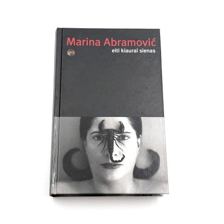 Eiti kiaurai sienas – Marina Abramović